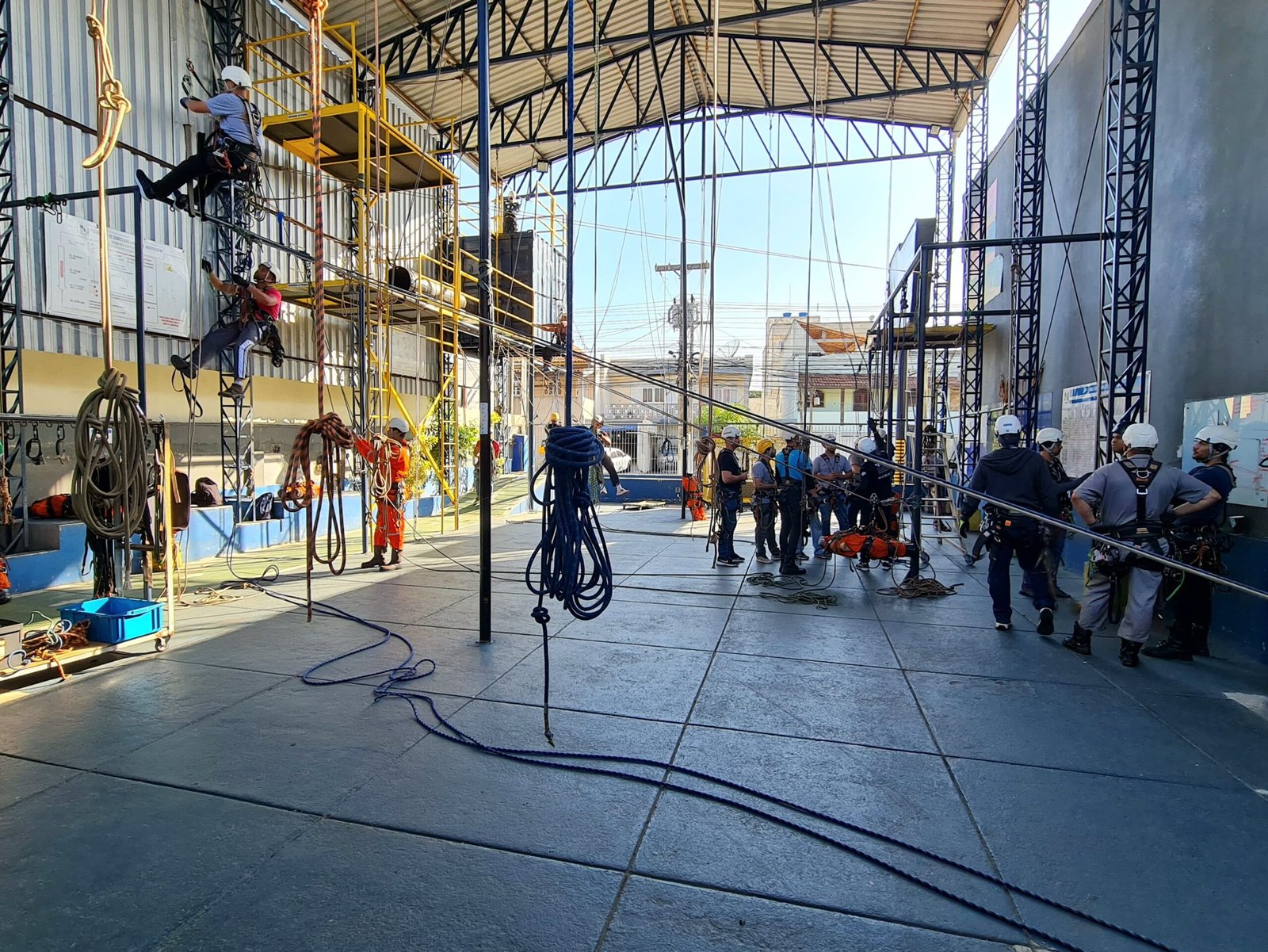 Alunos em treinamento prático no centro da Seabra Tech Rope